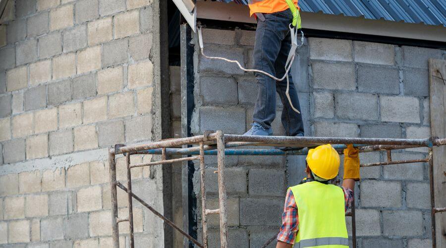Professional gutter cleaning in Fontana, CA